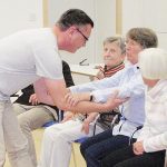 Bewegungshilfe für ältere Menschen
